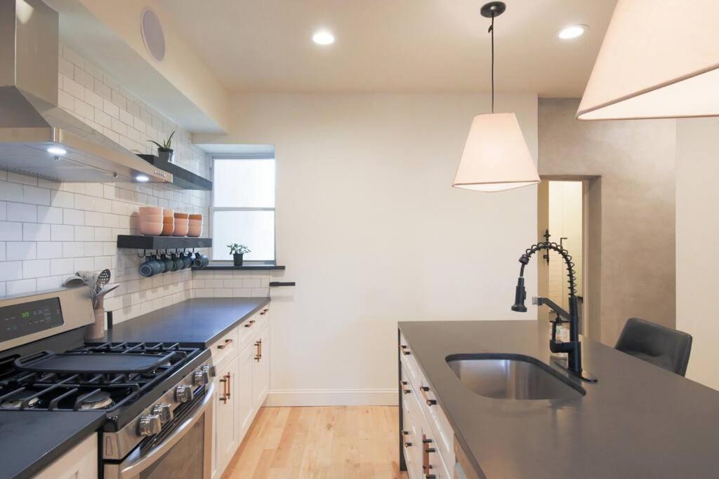 Large 2 Bdr With Deck Hosted By Stayrafa Philadelphia Exterior photo